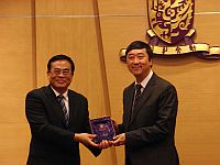 Prof. Chen Siping (left), Vice Chairman of the Shenzhen People's Congress of PRC receives a souvenir from Prof. Joseph Sung (right), Vice-Chancellor of CUHK